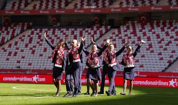 Corendon Airlines, Onvo Antalyaspor-Sipay Bodrum FK maçında taraftarlara sürpriz boarding deneyimi yaşattı