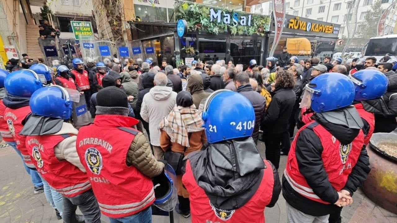 Saray rejimi elindeki sopayı bırakmıyor. İçeride dışarıda tam biat istiyor