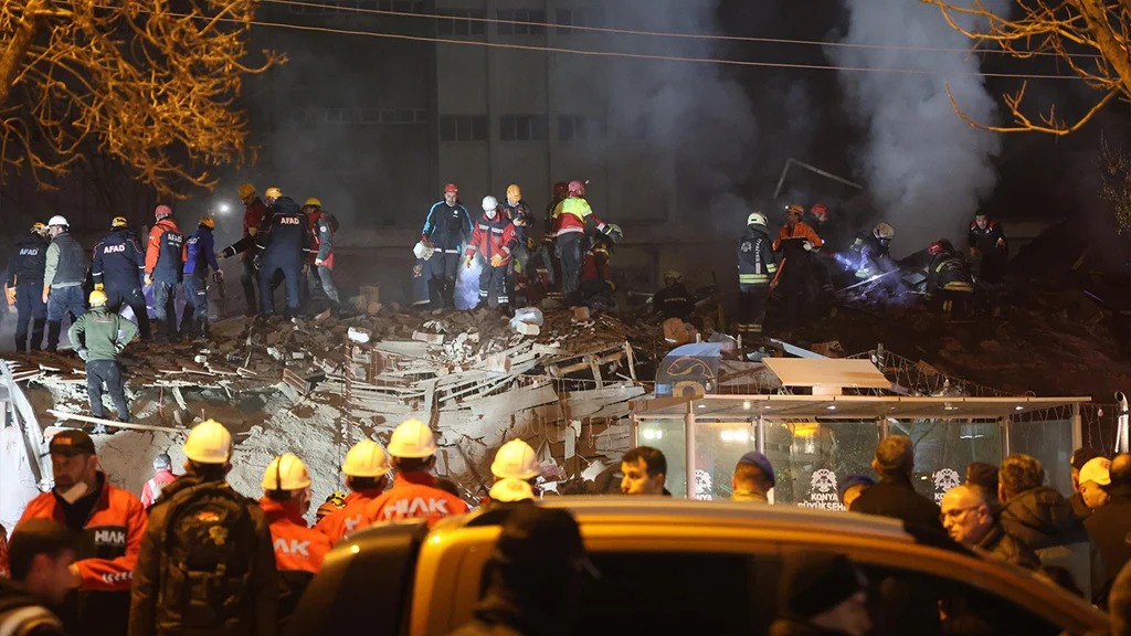 Konya’da 4 katlı bina çöktü: Arama kurtartma çalışması sürüyor