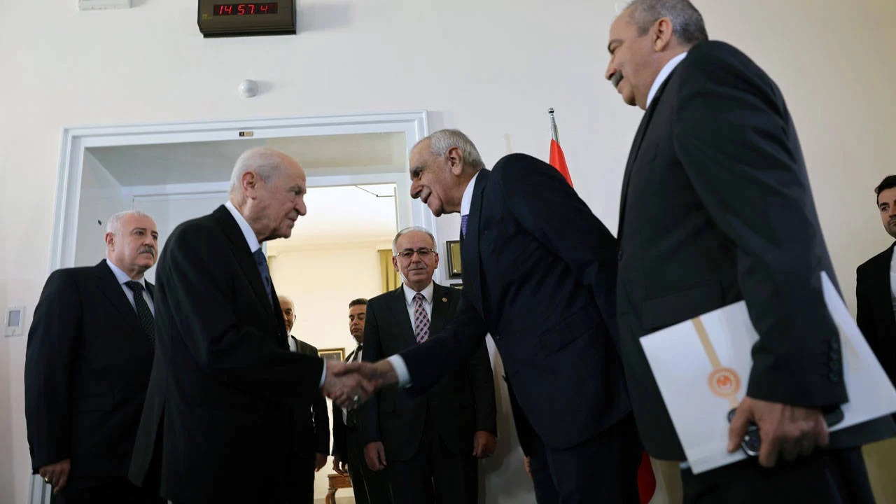 DEM Parti heyeti ziyaretlere başladı: Bahçeli kapıda karşıladı