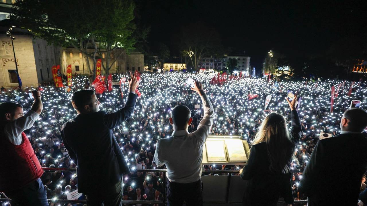 CHP Beyazıt Meydanı’nda miting yaptı: “İmamoğlu için toplanan imza 15 milyona dayandı”